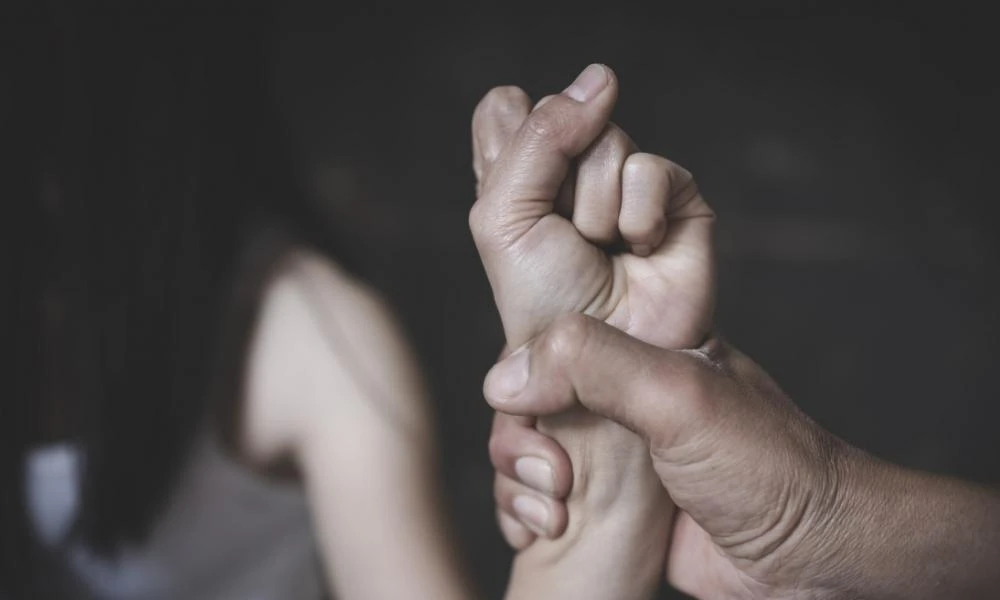  50χρονη καταγγέλλει τον άγριο ξυλοδαρμό της από τον ανιψιό του πρώην συζύγου της στην Πάτρα (βίντεο)